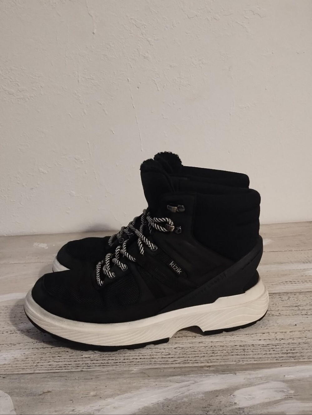 Kizik Women's Sierra Boot USA women's size 7.5 )(UK women's size 5 )